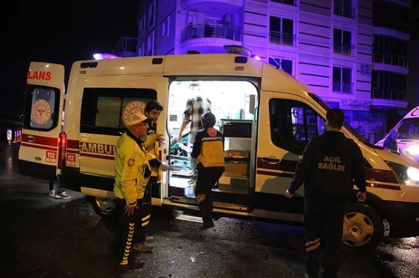 Aydın'da feci kaza: 7 kişi araçta sıkıştı!